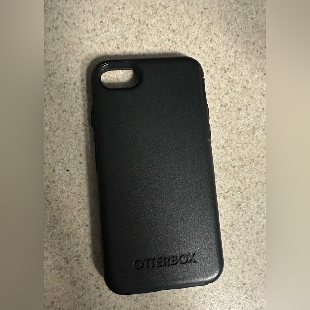 Black Otterbox IPhone SE case